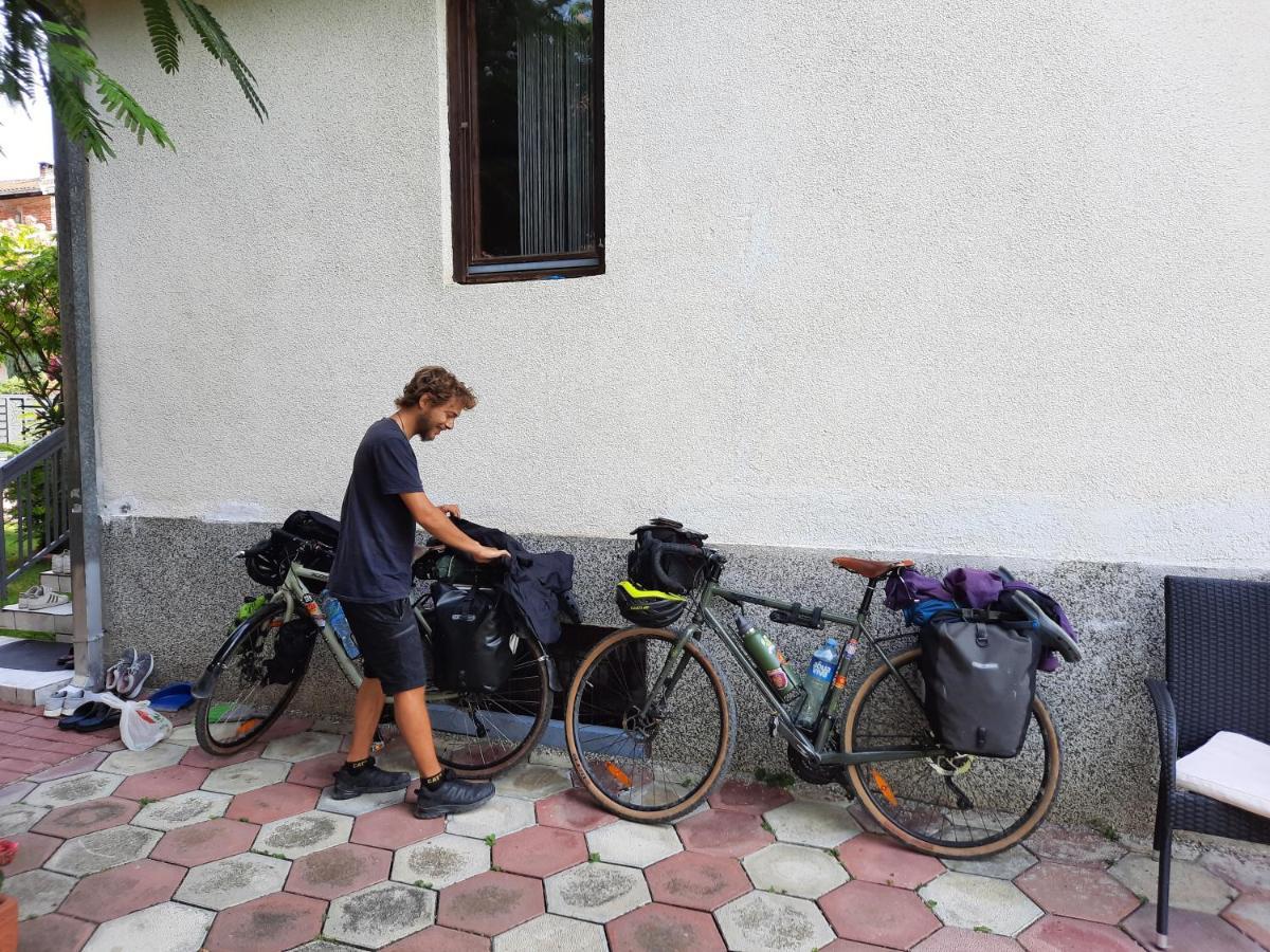 Bus Station Hostel Peć Eksteriør billede