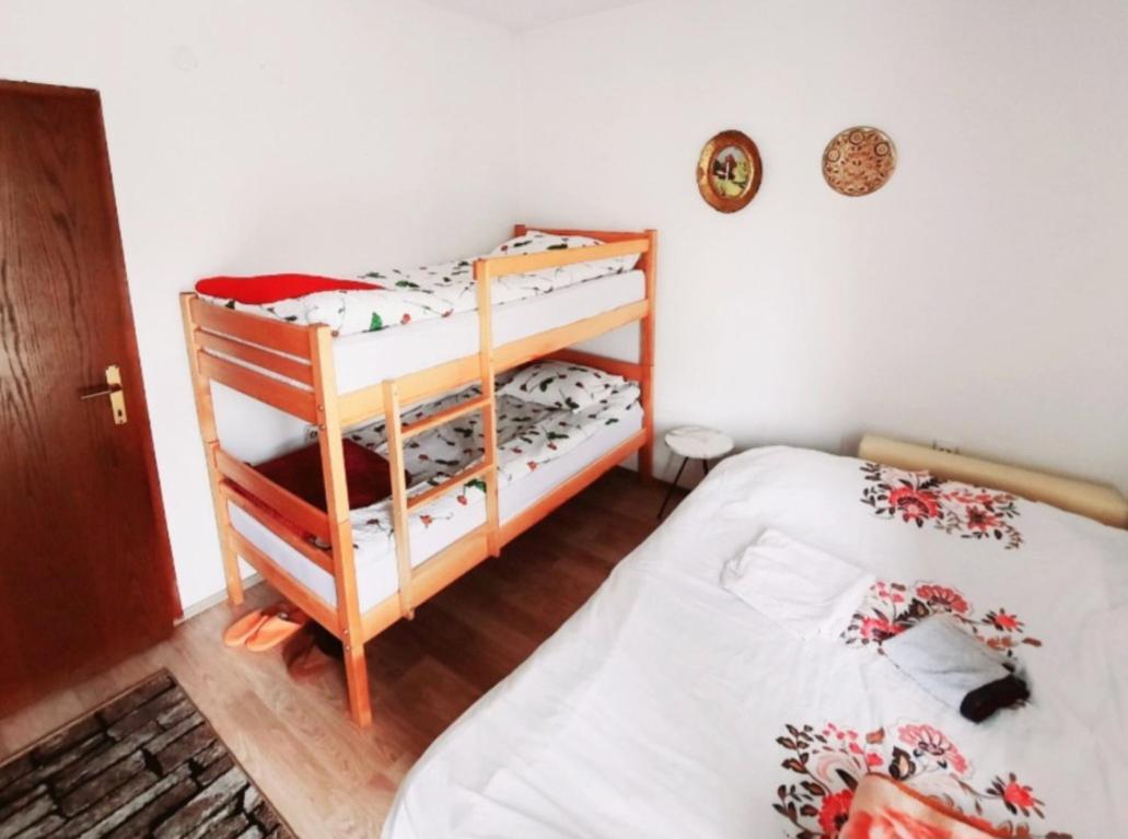 Bus Station Hostel Peć Eksteriør billede
