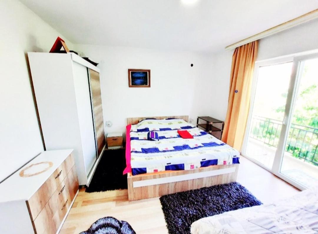 Bus Station Hostel Peć Eksteriør billede